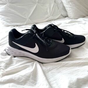 Nike Women’s Black Running Sneaker Size 8.5
